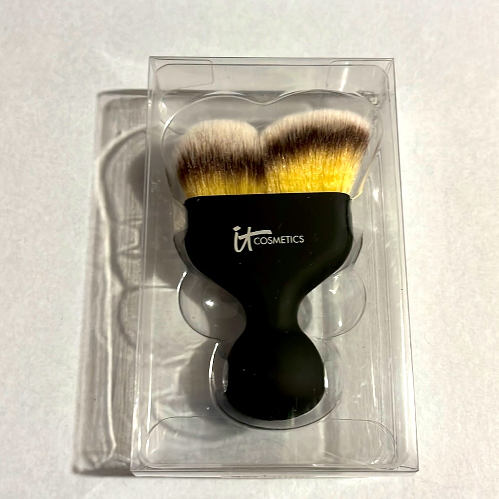 IT Heavenly Luxe Hello cheekbones contour brush